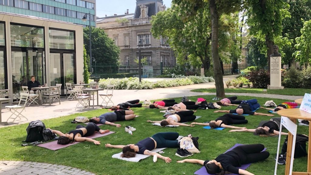 yoga-outdoor-relax